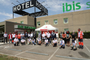 L’equip de treballadors de la Creu Roja, amb diverses autoritats, ahir a l’exterior de l’Hotel Ibis.