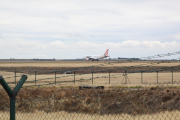 Un avión de la aerolínea Volotea en las instalaciones del aeropuerto de Alguaire el pasado mes de junio.