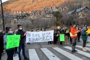 Algunos de los manifestantes con pancartas en contra de las limitaciones y franjas horarias. 