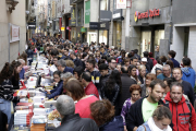 Una imagen del Eix Comercial de Lleida durante el día de Sant Jordi de 2019, que hoy no se repetirá.