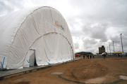 L’hangar inflable instal·lat aquesta setmana a Alguaire, amb la terminal i la torre de control al fons.