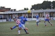 Un jugador del Alcarràs pelea un balón con otro del Martorell, ayer durante el partido.