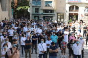 Unos 400 propietarios y empleados del sector de la hostelería llenaron ayer la plaza de Sant Joan de Lleida.