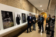 Un moment de la inauguració de l’exposició, ahir al vestíbul de la planta baixa de la Diputació.