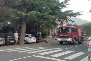 Clientes y servicios de emergencias ayer a las puertas del hotel Condes del Pallars en Rialp. 