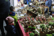 Familiar. Una família amb nens observa una de les parades al Poble Espanyol. 