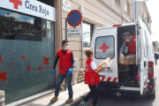 Reparto de material escolar y didáctico de voluntarios de Creu Roja en Cervera. 