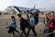 Imagen de archivo de viajeros desembarcando de un avión de Thomas Cook en Alguaire.