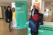 Recogiendo firmas en el hospital a Arnau de Vilanova para la ILP que pide aumentar las ratios de enfermería