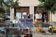 El restaurante El Xiringuito de l’Astoria abrió su terraza decorándola con carteles pidiendo la vuelta a la actividad de la hostelería. 