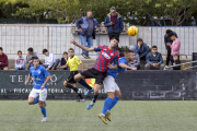 Un jugador del Tàrrega i un altre de l’Alcarràs es disputen una pilota aèria, ahir durant el derbi.