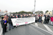 Treballadors i exempleats van tallar l’N-240 a Lleida.