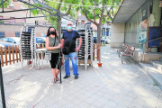 Mónica i Juan, davant la terrassa tancada del bar del local social de Balàfia que regenten.