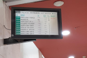 Cartel indicando un gran retraso del primer tren, ayer por la tarde.