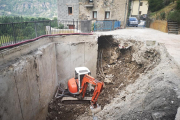 La máquina, en plena operación de vaciado de la plaza en Castilló de Tor.