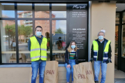 Carla Regany, en el centro, junto a voluntarios del proyecto. 