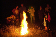 El temple, sense coberta, acull joves la nit de Sant Joan.