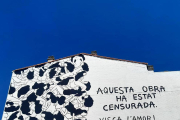 Imagen del mural y del escrito que ha hecho la artista. 