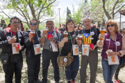 Un grupo de participantes en el Tros Food Vall del Corb degustando cerveza artesana. 