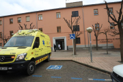 Imatge recent d’una ambulància estacionada davant la residència de Tremp.