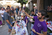 Participantes en el mercadillo de objetos de segunda mano celebrado ayer por la tarde en Sanaüja. 