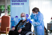 Moment en què la infermera Idoia Crespo va injectar la vacuna a Josefa Pérez, ahir, a l’Hospitalet.