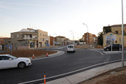 Coches circulando ayer por la nueva rotonda de Alcarràs y el acceso cerrado a la calle Major. 