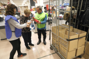 Una mujer colaborando con el Gran Recapte en uno de los puntos solidarios instalados ayer en Lleida. 