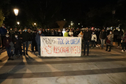 Manifestación contra “la privación de derechos”  -  Decenas de personas se manifestaron ayer frente a la subdelegación del Gobierno en Lleida para criticar el toque de queda “y la privación de derechos” que supone el nuevo decreto de es ...