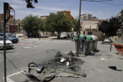 Los Bomberos extinguieron la madrugada de ayer un fuego que calcinó un contenedor en la plaza del Dipòsit de Lleida, en el Barri Antic. 