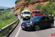 Diverses dotacions dels Bombers van treballar ahir en l’extinció de l’incendi al camió que va bolcar ahir a l’Eix Transversal.