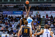 Shaquille Cleare salta per una pilota amb Faye.