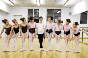 El Justin Costache, un nen lleidatà d'onze anys, aquesta setmana a l'escola Espai Dansa de Lleida, acompanyat de la resta d'alumnes d'una de les classes.