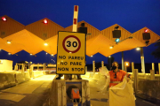 Operaris d’Abertis van destapar a última hora els nous cartells de senyalització de l’AP-2 com a autopista lliure de peatges. Les barreres es van aixecar a partir de les 20.00 h.