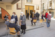 La immunització continua a Lleida - Tàrrega (a la imatge) i Balaguer van acollir ahir una altra jornada de vacunació per a persones majors de 80 anys. A Tàrrega el punt de vacunació va ser la biblioteca Germanes Güell i a Balaguer, el Teatre  ...