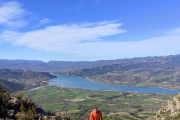 David Carrasco, miembro de la organización, prueba la ruta con el pantano de Sant Antoni al fondo.