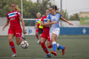 Andrea, envoltada de jugadores de l’Espanyol, en una acció de la primera part.