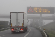 Imagen de archivo de un cartel en la AP-2 que advierte de niebla intensa entre Lleida y Les Borges.