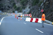 Un operari parant el trànsit a la C-13 entre Llavorsí i Rialp.