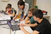 Estudiantes del taller de tecnología programan su robot para que sea un camarero autónomo.