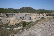 Escombreras y edificios semiderruidos en los terrenos de la antigua explotación minera. 