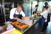 El chef del restaurante La Boscana, de Bellvís, Joel Castanyé, preparando uno de sus platos. 