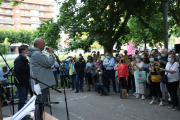 Apoyo a los Cantaires  -  Lluís Llach se unió ayer a los Cantaires de Ponent, que celebraron su cantada de los lunes en favor de la libertad de los presos independentistas y el retorno de los exiliados en la plaza Víctor Siurana, frente al Recto ...