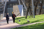 Una dona passeja amb dos gossos per la plaça Blas Infante, dimarts passat.