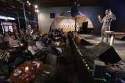 El biólogo Aitor Mòdol inauguró ayer en el Cafè del Teatre la primera jornada del Pint of Science. 