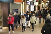 L’Eix Comercial de Lleida va estar molt freqüentat ahir a la tarda.