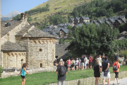 Turistas ayer en Sant Climent de Taüll, el camping de la Vall d’Àger y un grupo de senderistas en el parking del Parc Nacional d’Aigüestortes i Estany de Sant Maurici en Espot. 