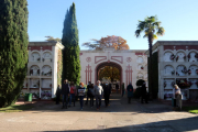 Miles de personas visitan el cementerio de Lleida para recordar a sus difuntos