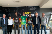 Josep Esteve, Vanesa Ortega y jugadores y entrenador del primer equipo ayer durante el acto.