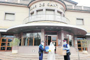 Imagen del reparto la semana pasada de mascarillas en la residencia Sant Josep de La Seu d’Urgell. 